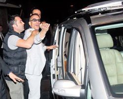 Jean Claude Van Damme... İSTANBUL`DA DAĞITTI, GAZETECİLERE SALDIRDI!
