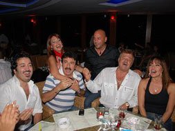 ÜNLÜLER İFTARDA BULUŞTU!