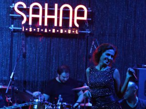 Yıldız Tilbe... `SAHNE`DE DUYGUSAL GECE!