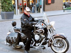 Kahraman Sadıkoğlu... MOTORSİKLET KAZASI GEÇİRDİ, DURUMU CİDDİ!