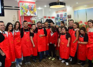 ÜNLÜLER DOWN SENDROMLULAR İÇİN  MUTFAĞA GİRİP, AŞÇILIK, SONRA DA GARSONLUK YAPTI!