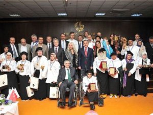 AYAKLARIYLA YEMEK YAPAN İRANLI KADINA `ALTIN TENCERE ÖDÜLÜ` VERİLDİ!