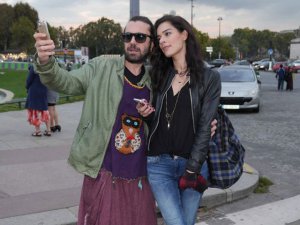 Halil Sezai... PARİS`TE MOR ETEKLİ!