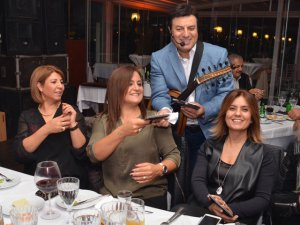 Coşkun Sabah... HANIMLARA İMZALI ALBÜM DAĞITTI!