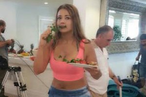 Esra Sönmezer... YEMEDEN DURAMIYORUM!