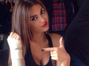 Yolanthe Cabau... SETTE KAZA GEÇİRDİ, BİLEĞİ KIRIK!