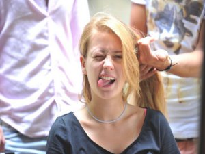 Gizem Karaca... SET HALİYLE EN GÜZEL ÇİRKİN !..