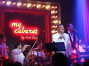 Cenk Eren... `PAVYON`DAN `CABARET`E GEÇMENİN KEYFİNİ YAŞIYOR!