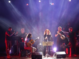 Yunanistan`ın divası Haris Alexiou... ŞARKILARINI İSTANBUL VE AŞK İÇİN SÖYLEDİ!..