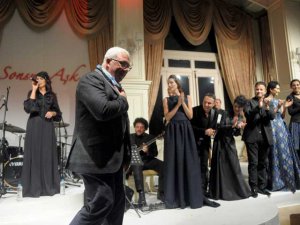 Serdar Saydam... `SONSUZ AŞK` İLE DEFİLE İÇİN MÜZİK DEĞİL, MÜZİK İÇİN DEFİLE !..