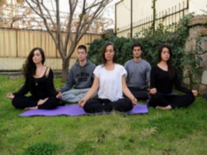 `Yılanların Öcü`... SETTE YOGA YAPARAK MOTİVE OLUYORLAR !..