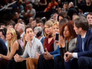 Taylor Swift-Kate Upton... NBA HAYRANI SEKSİ GÜZELLERİN BASKET MAÇI KEYFİ !..