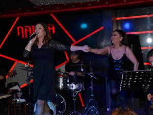 Yeliz - Özlem Ağırman... BEHİYE AKSOY İÇİN `YALAN DÜNYA`YI SESLENDİRDİLER!