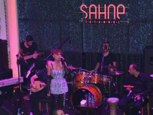 `SAHNE`DE PARLAYAN `YILDIZ`!