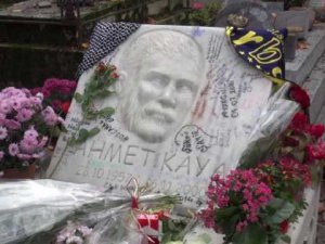 Ahmet Kaya... ÖLÜMÜNÜN 14.YILINDA ANILDI`