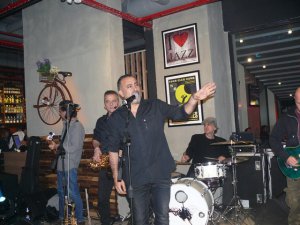 Haluk Levent... BEYLİKDÜZÜ`NÜ, ŞARKILARIYLA COŞTURDU !..