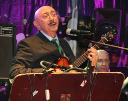 Özdemir Erdoğan... FESHANE'DE İKİNCİ BAHAR RÜZGÂRI