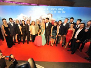 `Seni Seviyorum Adamım`... İZDİHAMLI GALA AYAKTA ALKIŞLANDI!..