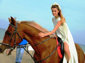 Başak Parlak... GÜZEL OYUNCUNUN AT SEVGİSİ!