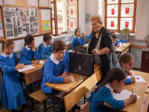 İlker Ayrık... İLKOKUL ÖĞRETMENİNİ FİMİNDE OYNATTI!..