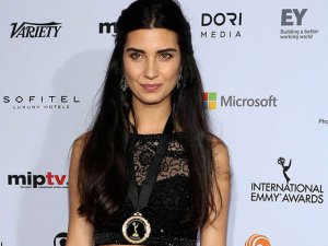 Tuba Büyüküstün... `EMMY ÖDÜLLERİ`NDE ARADIĞINI BULAMADI!
