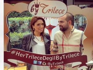 Tuğçe Ergişi... `BU TARZ BENİM` PODYUMUNDAN, TRİLEÇE STANDINA !..