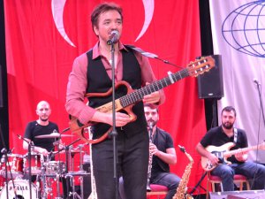 Orhan Ölmez...'GEL FETÖ'NÜN ELİNİ ÖP, KONSERLERİN ARTAR!