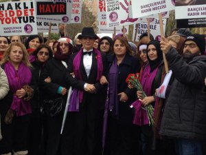 Zahide Yetiş...  ERKEK KILIĞINDA KADIN BEDENİNE UYGULANAN ŞİDDETİ PROTESTO ETTİ!