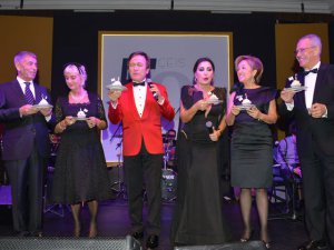 Erol Evgin - Nükhet Duru... YILLAR SONRA AYNI SAHNEDE!