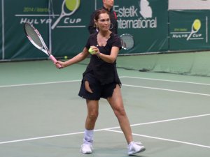 Hülya Avşar... KORTA PARAMPARÇA ÇIKTI!