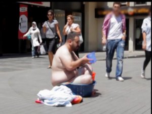İNTERNET FENOMENİ GENİŞ ADAM`IN İSTİKLAL CADDESİ`NDE  DUŞ KEYFİ!..