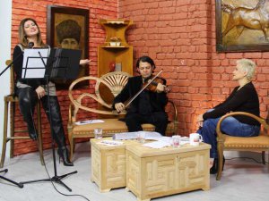 Özlem Ağırman-Gülgün Feyman... `SEÇME SEÇİLME GÜNÜ`NÜ ŞARKILARLA KUTLADILAR!