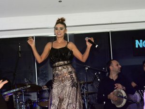 Yıldız Tilbe... `AŞKI YAZMAK YAŞAMAKTAN DAHA KOLAY!`