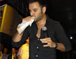 Alişan... PLAJDA KEBAPTAN SONRA, SAHNEDE DÜRÜM !..