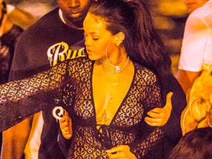 Rihanna... ONA HİÇ KIŞ GELMİYOR, HER ZAMAN YARI ÇIPLAK!