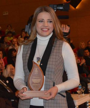 Esra Sönmezer... YENİ YIL HEDİYESİ ÖDÜL OLDU!