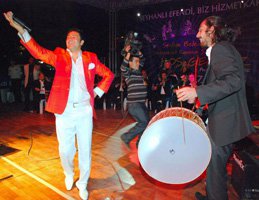 İzzet Yıldızhan... 50 BİN KİŞİYE KONSER VERDİ!