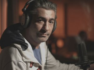 Erkan Petekkaya... FİLMDE DOWN SENDROMLU ÇOCUKLAR İÇİN ŞARKI SÖYLEDİ!