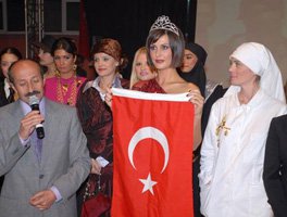 Ebru Destan... "KERİMAN HALİS ECE" OLARAK YENİDEN PODYUMLARDA!