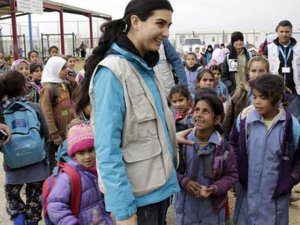 Tuğba Büyüküstün... SURİYE`Lİ ÇOCUKLARLA BULUŞTU!
