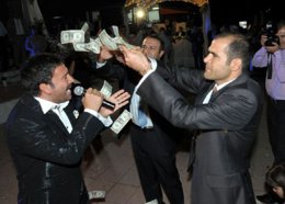 İzzet Yıldızhan... KRİZ DİNLEMEDİ, MERSİN'DE DOLAR YAĞMURUNA TUTULDU...