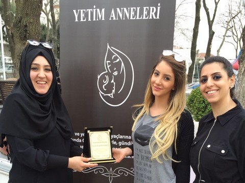 Aleyna Dalveren... YETİM ANNELERİNDEN ANLAMLI PLAKET !..