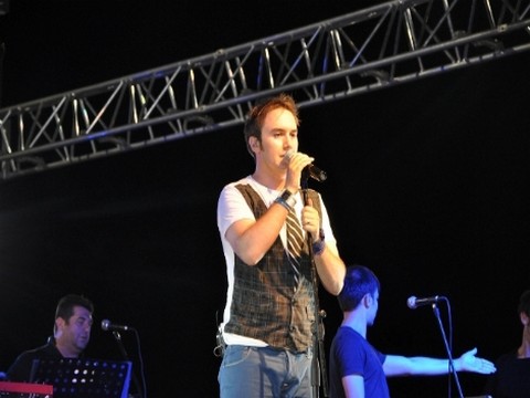 Mustafa Ceceli... PLAYBACK SÖYLEDİ, YUHALANDI !..