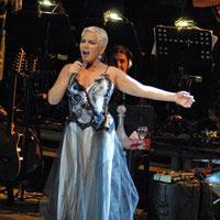 Sezen Aksu... "İNSANLAR MUTSUZKEN, BEN MUTLU OLAMAM"!