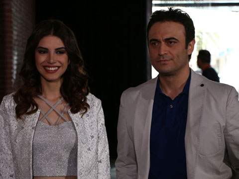 Beyaz Yalan... MELEK ALARA'YA RESTİ ÇEKER!