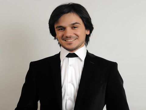 Eser İpekel... YERLİ FREDİE MERCURY, HAYRANLARINA "SEVMEN LAZIM" DİYOR !..