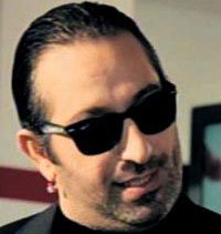 Cem Yılmaz... PEMBE KÜPESİ GÖZ KAMAŞTIRIYOR!