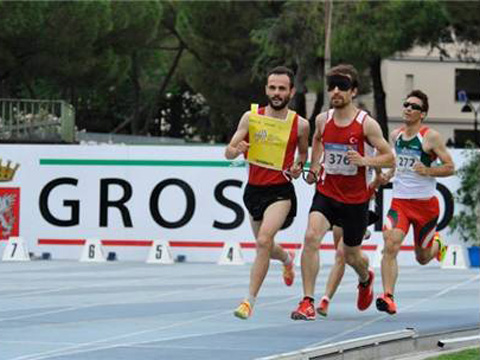 GÖRME ENGELLİ ATLETTEN ALTIN MADALYA!