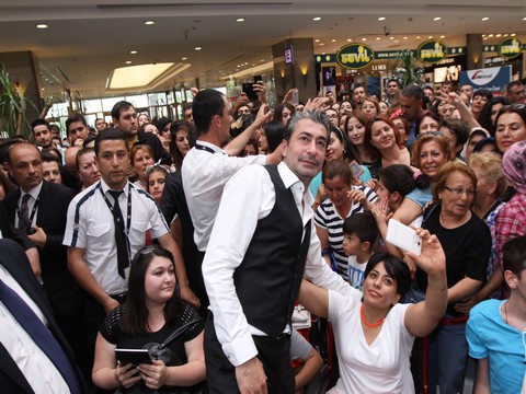 Erkan Petekkaya... 'BABALAR GÜNÜN'DE ANKARA'LI SEVENLERİYLE BULUŞTU !..