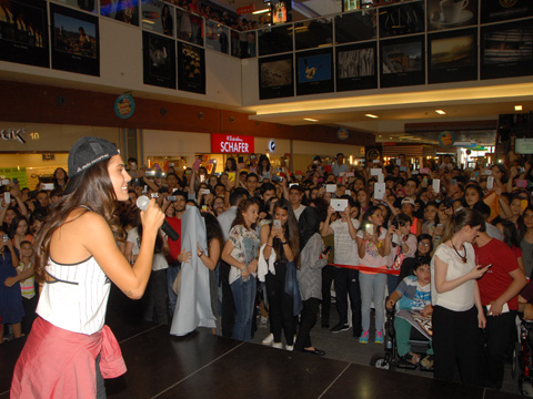 Serenay Aktaş... İMZA GÜNÜNDE SEVGİ SELİ!